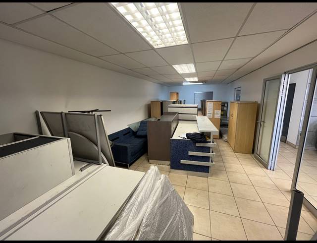 2,245M² WAREHOUSE TO LET IN CLAYVILLE